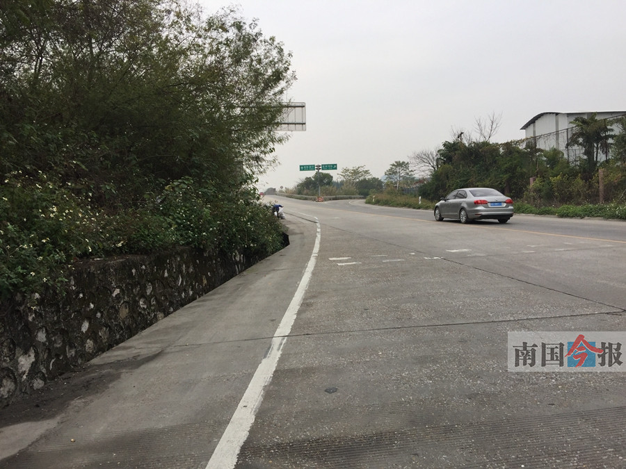 柳江高速收费站扩宽内广场 灵活收费应对车流高峰