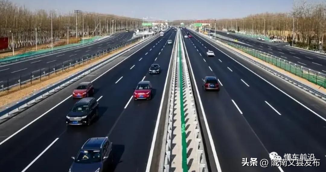高速上的鱼骨线是什么意思？不懂怎么走，小心违章扣分