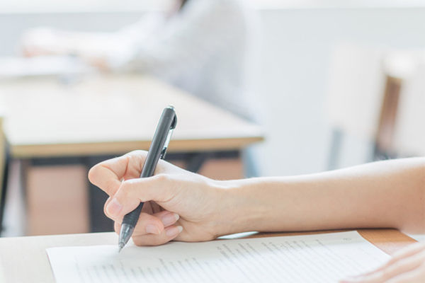 大学一年学费收费标准是多少？专科和本科哪个学费贵？