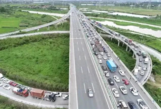 高速服务区物价高、品质差,车主为啥不爱买服务区餐饮?