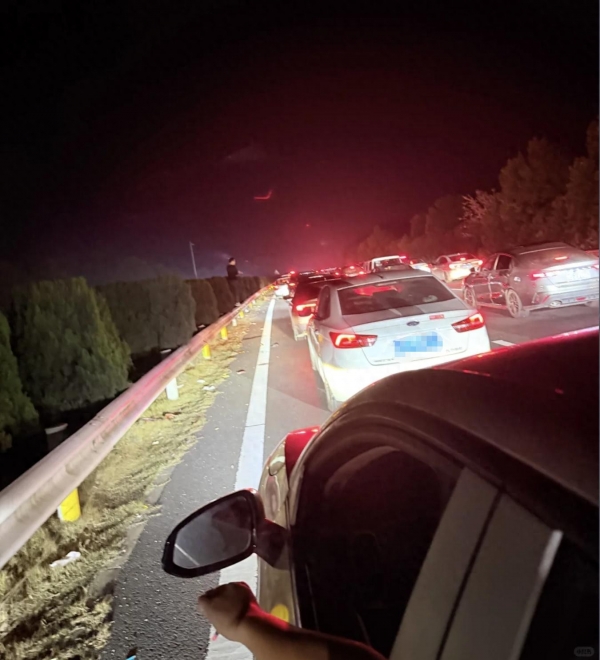 返程高峰湖南高速拥堵，车主怒拍20多辆应急车道违章车