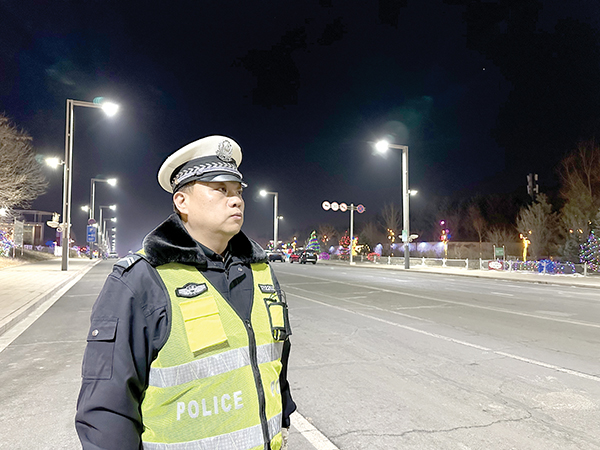 春节期间交警坚守岗位,全力保障道路交通安全与畅通