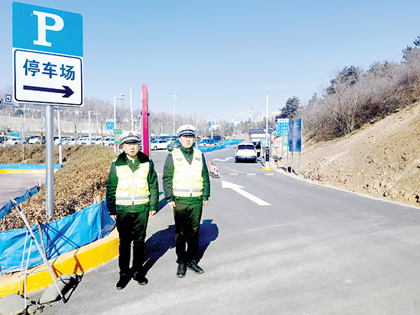 春节期间交警坚守岗位,全力保障道路交通安全与畅通