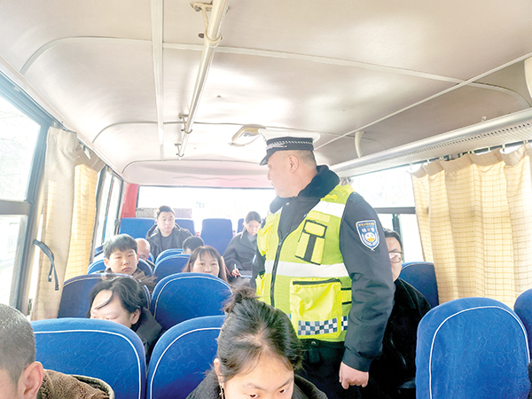 春节期间交警坚守岗位,全力保障道路交通安全与畅通