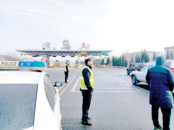 春节期间交警坚守岗位,全力保障道路交通安全与畅通