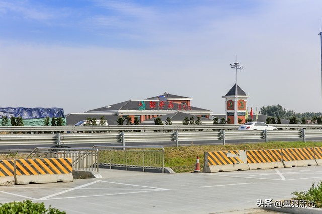 春节返程高峰!女子在高速服务区被家人遗忘,狂追3公里