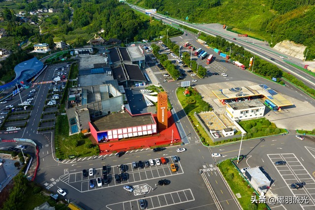 春节返程高峰!女子在高速服务区被家人遗忘,狂追3公里